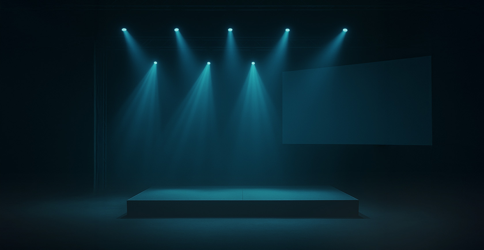 Minimalistisch beleuchtete Bühne mit flacher Plattform und mehreren Spotlights, die in blauem Licht nach unten strahlen; rechts eine unbespielte Projektionsfläche