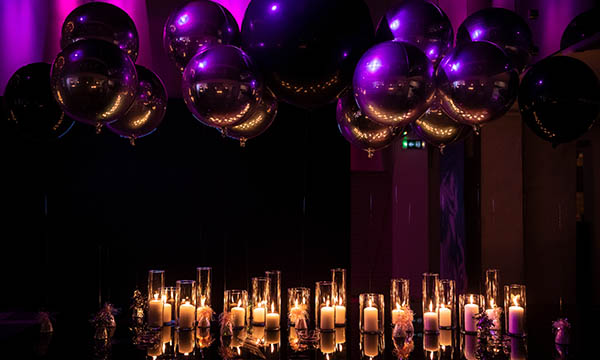Ballon-Dekorationen und Kerzen in einem Veranstaltungsaal