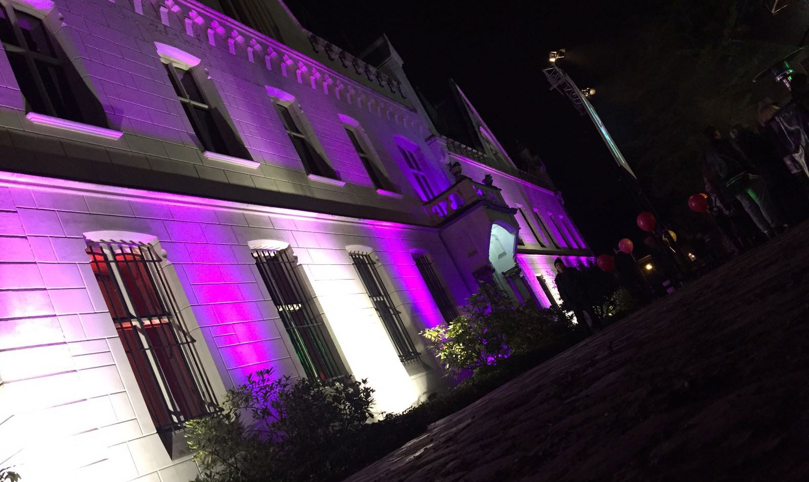 Außenbeleuchtung am Gebäude einer Eventlocation bei Nacht