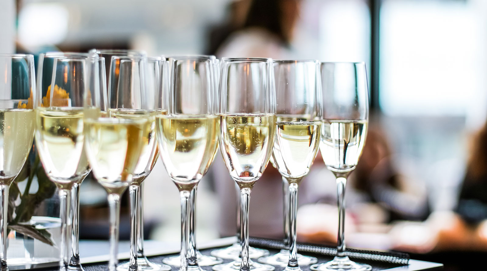 Sekt-Gläser auf einem Tisch bei einer Gala-Veranstaltung