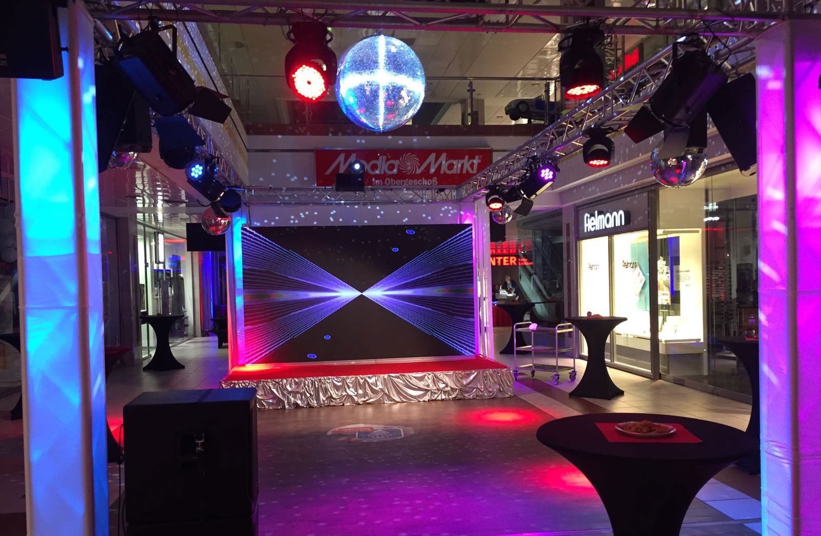 Bühnenaufbau mit Beleuchtungs- und Audiotechnik in einem Einkaufszentrum