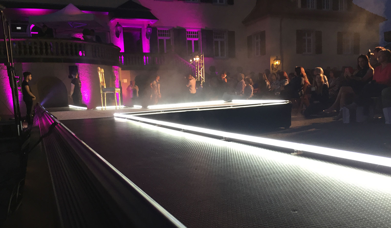 Beleuchtete Bühne mit Catwalk