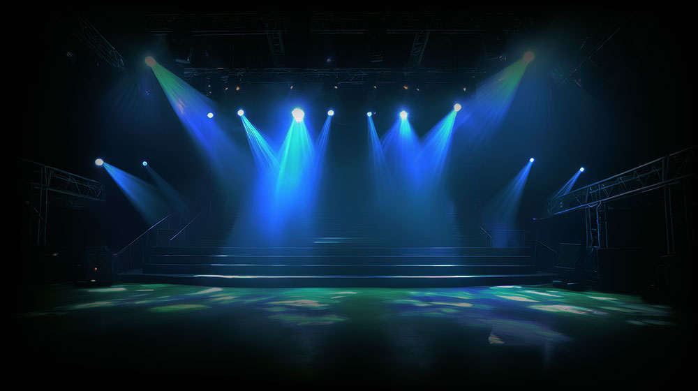 Dunkle Bühne mit breiter Treppe, die von farbigen Moving-Lights in Blau, Grün und Gelb angestrahlt wird